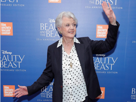 Angela Lansbury chính là nữ ca sĩ thể hiện bài hát nhạc phim "Người đẹp và quái vật". Cô đã thể hiện trực tiếp ngay ca khúc này trước sự tham gia của đông đảo khán giả trong buổi công chiếu ra mắt phim, khiến ai nấy đều rơi nước mắt vì xúc động.