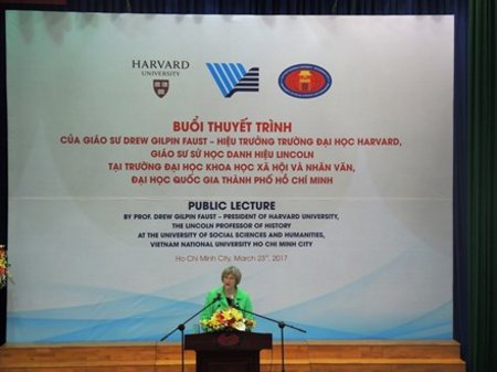 Giáo sư Drew Gilpin Faust thuyết trình tại Trường Đại học Khoa học Xã hội và Nhân văn TPHCM (ảnh Khương Quỳnh)