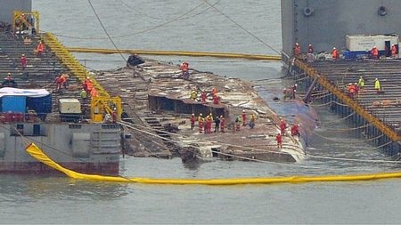 Một phần phà Sewol được nâng khỏi mặt nước.