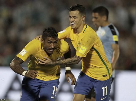 Paulinho (trái) lập hat-trick cho Brazil. (Nguồn: AP)