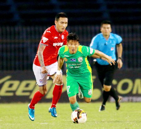 Quang Tình (17, XSKT Cần Thơ) thi đấu rất hay trong trận hoà 1-1 trước Than Quảng Ninh (Hải Huy, 14).