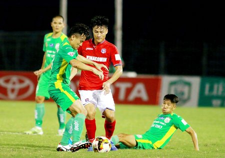 Anh Tuấn (9, XSKT Cần Thơ) trước Hồng Quân (17, Than Quảng Ninh).