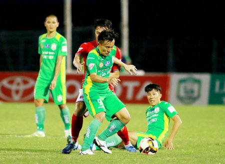  Hàng phòng ngự XSKT Cần Thơ: Anh Tuấn (9), Tấn Hùng (92) trước Hồng Quân (17, Than Quảng Ninh).  
