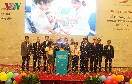 Các đại biểu chính thức khai trương Hệ thống Quản lý thông tin tiêm chủng quốc gia.
