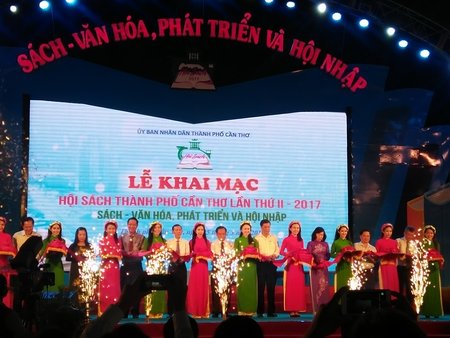  Cắt băng khai mạc hội sách