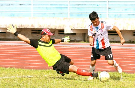 Thủ môn Nguyễn Hoàng Nhã (TP Vĩnh Long) trước tiền đạo Lê Minh Khoa (Long Hồ).