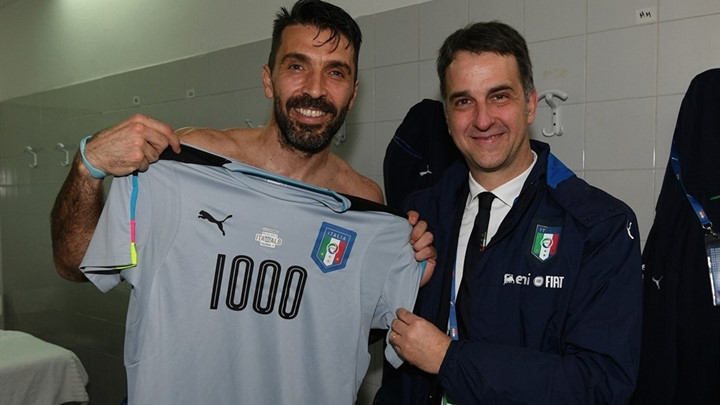 Thủ thành Gianluigi Buffon đã cán mốc 1000 trận trong sự nghiệp, ở cả cấp CLB và ĐTQG. Tuy nhiên, thành tích của thủ môn người Italia vẫn kém xa những gương mặt trong top 10 