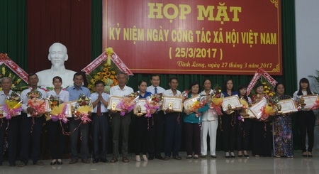 Các cá nhân đã có những đóng góp cho hoạt xã hội trên địa bàn tỉnh nhận bằng khen UBND tỉnh.