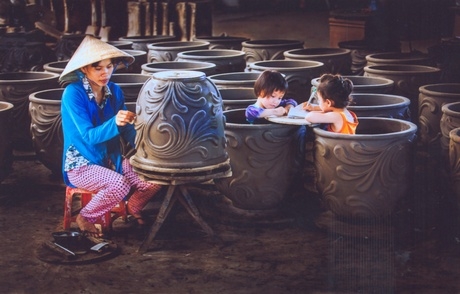 Trẻ em- dù gái hay trai đều rất cần được gia đình, xã hội đặc biệt bảo vệ. Ảnh minh họa: LÊ VĂN HƯU (TP Vĩnh Long)