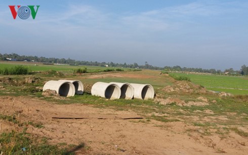 Công trình thi công đường cao tốc Trung Lương - Mỹ Thuận (đoạn huyện Châu Thành, Tiền Giang) đang dở dang