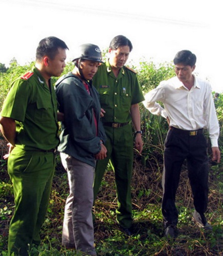 Huy khai thêm, để đánh lạc hướng gia đình và người dân địa phương, hắn dùng chính sim điện thoại của chị Hạnh nhắn tin cho mẹ ruột anh Bình với nội dung vợ chồng anh Bình đang nợ với khoản tiền nhiều tỷ đồng, phải bỏ trốn nếu không sẽ bị “giang hồ xử”. (Ảnh: VnExpress)