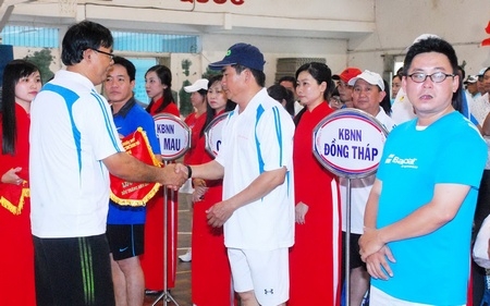 Ban tổ chức trao cờ lưu niệm cho các đơn vị tham dự.
