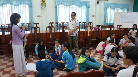 Các em có hoàn cảnh khó khăn trên địa bàn tỉnh Vĩnh Long nhận được lời khuyên từ chuyên gia, giúp ghi nhớ cách thức tự bảo vệ mình nếu có kẻ xấu xâm hại.