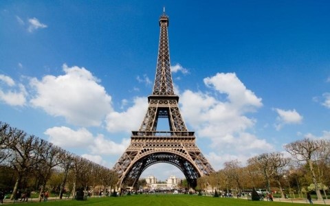 Tháp Eiffel ở Paris sắp được khoác một chiếc 