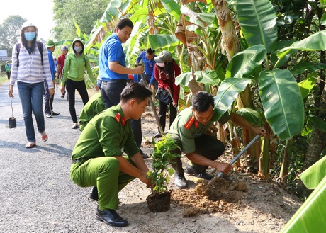 Hoạt động quân dân- thắm tình đoàn kết.Ảnh: DƯƠNG THU