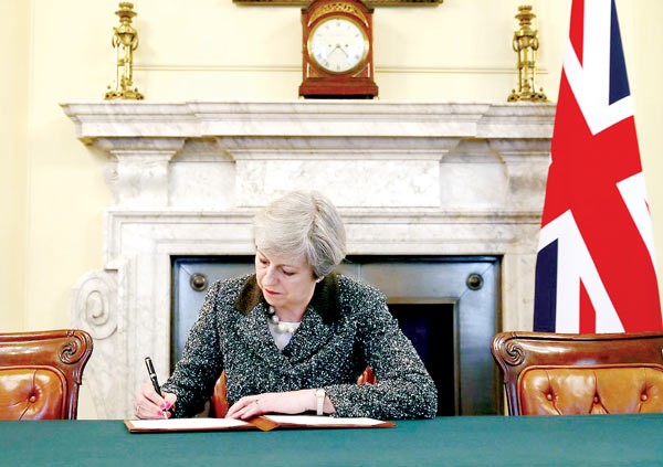 Thủ tướng Anh Theresa May ký bức thư lịch sử