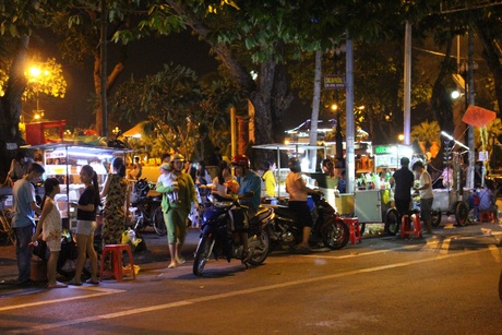 Nhiều người tiêu dùng dù biết thực phẩm đường phố không an toàn nhưng vẫn thích ăn. Ảnh: NGUYÊN KHÁNH