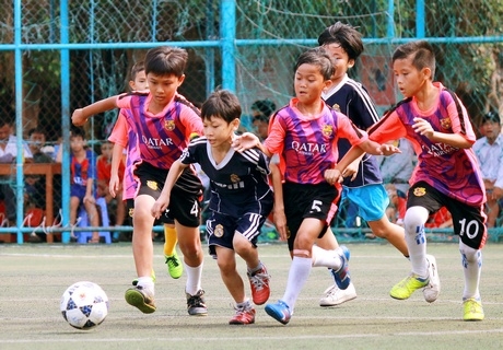  Pha tranh bóng trong trận Trường TH Lê Hồng Phong (áo tím) thắng Trường TH Trần Quốc Tuấn 10-0.