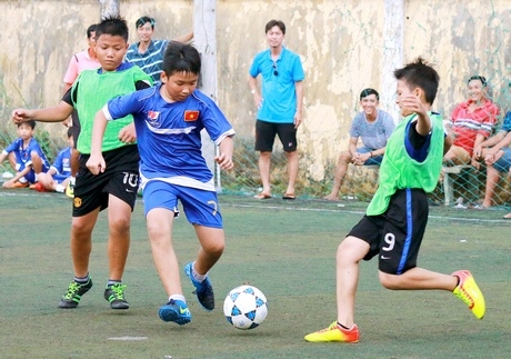 Nguyễn Quang Huy (Trường TH Hùng Vương, giữa) ghi 4 bàn trong trận thắng Trường TH Ngô Quyền 4-0.