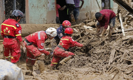 Lực lượng cứu hộ cố gắng tìm kiếm những người sống sót ở Mocoa, Colombia. Khoảng 1.100 cảnh sát và binh sĩ đã được huy động trong nỗ lực tìm kiếm cứu hộ. Ảnh: AP.