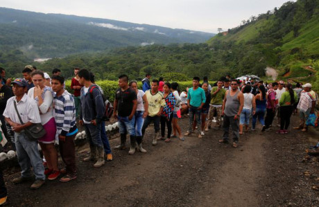 Người dân xếp hàng chờ nhận thi thể người thân trong vụ lở đất. Ảnh: Reuters.