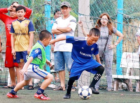 Pha đi bóng, ghi bàn quân bình tỷ số 1-1 của tiền đạo La Nguyễn Anh Huy (10, Trường TH Chu Văn An), trước đội Trường TH Lê Lợi trong trận chung kết.