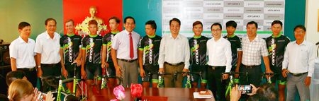 Các tay đua Vĩnh Long cùng nhà tài trợ Premium Cycling Việt Nam và BCH LĐXĐ-MTTT Vĩnh Long trong lễ ra mắt nhà tài trợ.