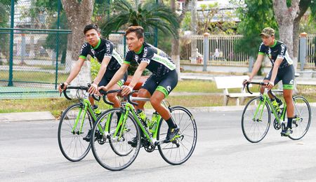 Các tay đua Vĩnh Long thử xe của nhà tài trợ mới Premium Cycling Việt Nam.