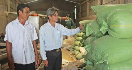 “Tỷ phú chân đất” Nguyễn Văn Tấn (bìa trái) tự tin làm “nhà nông”.