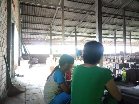 Bà M. và bé Đ. vẫn còn bàng hoàng khi kể lại sự việc.
