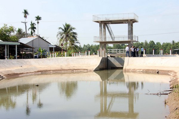 Công trình cống hở Rạch Ranh và kinh trữ ngọt (kinh nội đồng sau cống Rạch Ranh) tổng kinh phí đầu tư 5,35 tỷ đồng thuộc ấp Tích Phước. Trong đó, cống Rạch Ranh do Sở Nông nghiệp- PTNT đầu tư 2016, kinh phí 5 tỷ đồng từ dự án xây dựng xã nông thôn mới. Cống có chiều dài 70m, cửa cống tự đóng mở 2 chiều lấy nước từ sông Hậu, có nhiệm vụ ngăn mặn, trữ ngọt, điều tiết nước tưới tiêu cho 200ha đất nông nghiệp và cung cấp nước sinh hoạt Hạng mục kinh trữ ngọt với tổng kinh phí 350 triệu đồng do Phòng Nông nghiệp- PTNT huyện Trà Ôn đầu tư từ nguồn vốn chống hạn, mặn. Kinh bắt đầu từ cửa cống Rạch Ranh và kết thúc tại kinh Mương Điều (ấp Tích Phước) dài 3.180m. Dự án cống Rạch Ranh và kinh trữ ngọt sau cống kết hợp với hệ thống mương vườn có khả năng trữ được 50.200m3 nước ngọt, đảm bảo phục vụ cho 200ha đất nông nghiệp và cung cấp nước sinh hoạt cho khoảng 80 hộ dân (khoảng 348 nhân khẩu) trong 7 ngày.