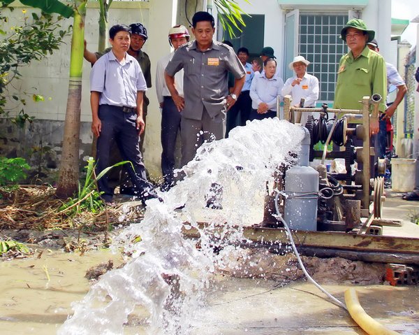 Giếng khoan nước ngầm đặt tại nhà máy nước Tích Thiện (ấp Phú Quới) có kinh phí thực hiện 950 triệu đồng. Giếng sâu 120m, lưu lượng nước 20m3/giờ. Giếng khoan có thể kết nối với trạm cấp nước xã Tích Thiện đảm bảo cung cấp nước sạch cho 870 hộ dân (3.486 nhân khẩu) khi nước mặn xâm nhập kéo dài