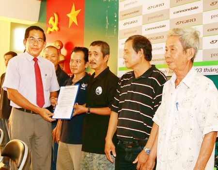 Ông Nguyễn Văn Thanh- Chủ tịch Liên đoàn Xe đạp- mô tô thể thao tỉnh trao quyết định thành lập CLB xe cổ Vespa- Honda 67 Vĩnh Long.