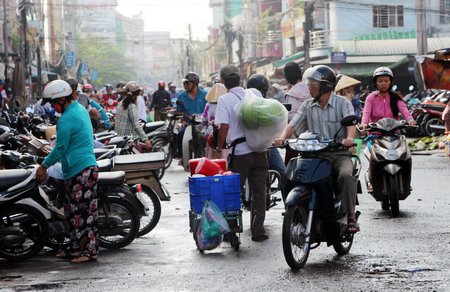 Không có lực lượng kiểm tra, lấn chiếm lòng đường, vỉa hè chợ Vĩnh Long lại “đâu vào đấy”.