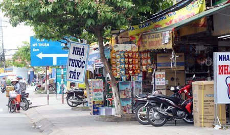 Nhiều hộ kinh doanh chất hàng hóa lấn vỉa hè.