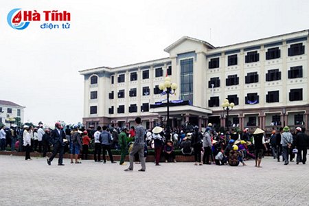 Giáo dân tụ tập tại trụ sở UBND huyện Lộc Hà. Ảnh: Báo Hà Tĩnh