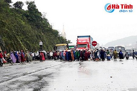 Một bộ phận người dân quá kích tụ tập, gây ách tắc giao thông trên QL1A ngày 2/4. Ảnh: Báo Hà Tĩnh