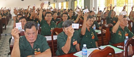Các đại biểu biểu quyết thông qua chỉ tiêu nhiệm kỳ mới.
