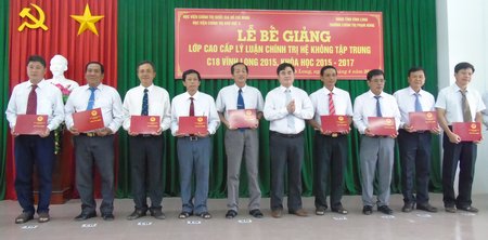 Các học viên nhận bằng tốt nghiệp.