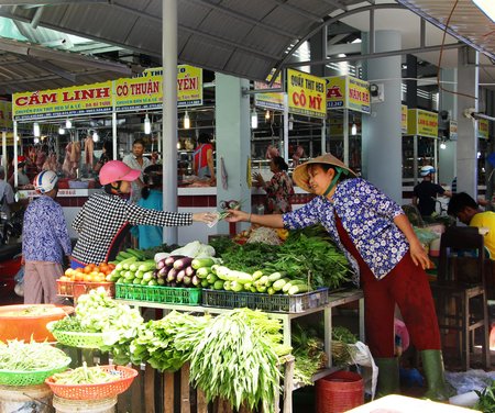 Nhà lồng khu vực 1 chợ Vĩnh Long khang trang. Ảnh: T.LY