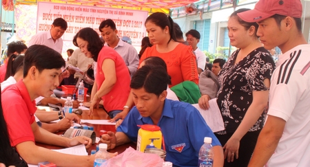 Đông đảo bà con đăng ký hiến máu ở TX Bình Minh.