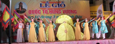 Tiết mục văn nghệ của Công ty Điện lực Vĩnh Long.