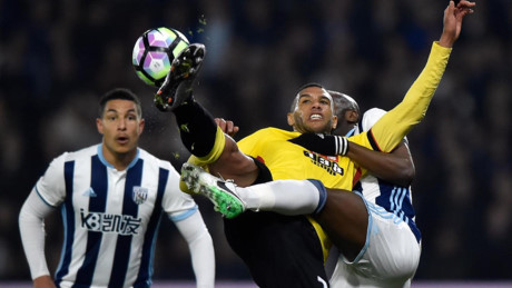 Pha tranh chấp không khoan nhượng của Capoue với Nyom, ở trận Watford thắng West Brom 2-0.