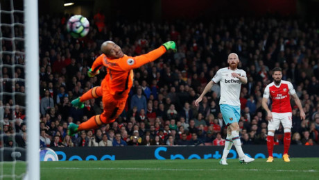 Olivier Giroud cứa lòng ngoạn mục, ấn định chiến thắng 3-0 của Arsenal trước West Ham.