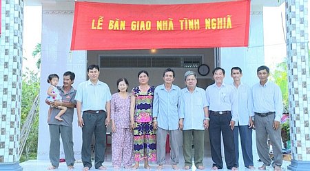 Lễ trao nhà tình nghĩa cho gia đình chính sách