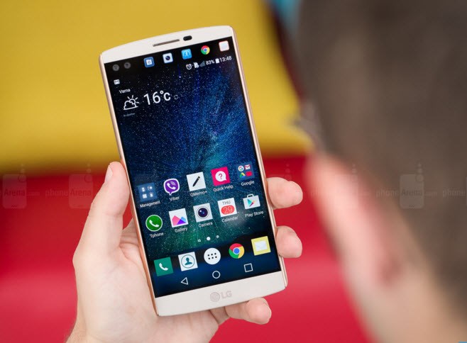 Chiếc smartphone này sở hữu màn hình lớn 5,7 inch QHD kèm theo một màn hình nhỏ 2,1 inch độ phân giải 1040 x 160 pixel. Phần màn hình nhỏ này có chức năng độc lập so với màn hình lớn, hiển thị thông báo, ngày, giờ hoặc lối tắt. 