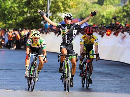 Tuyển thủ trẻ Nguyễn Minh Luận (Premium Cycling Vĩnh Long) trong niềm vui chiến thắng ở chặng mở đầu giải. Ảnh: PHẠM HUY