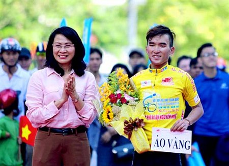  Bà Nguyễn Thị Thu- Phó Chủ tịch UBND TP Hồ Chí Minh trao thưởng cho áo vàng chặng 1- Nguyễn Minh Luận. Ảnh: PHẠM HUY