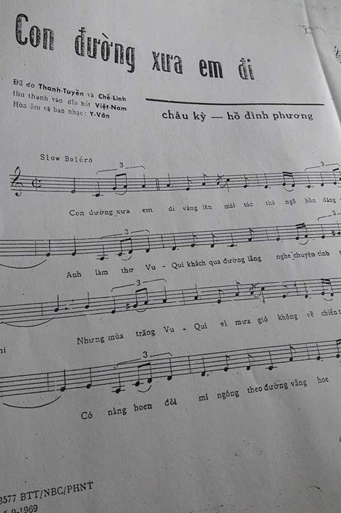 Bản gốc ca khúc Con đường xưa em đi được lưu giữ tại Trung tâm Bảo vệ quyền tác giả âm nhạc Việt Nam.