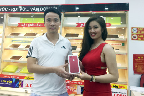 Trong số 1.200 khách hàng đặt mua, có 75% chọn iPhone 7 Plus Red.
